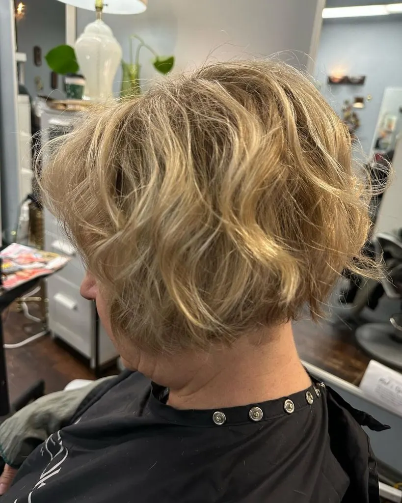 cabelo curto ondulado para mulheres mais velhas