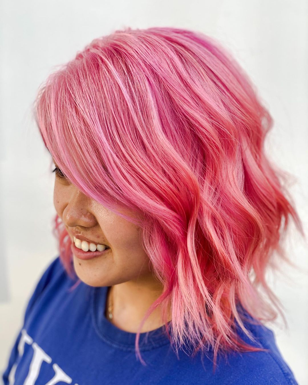 coupe de cheveux asymétrique ondulée