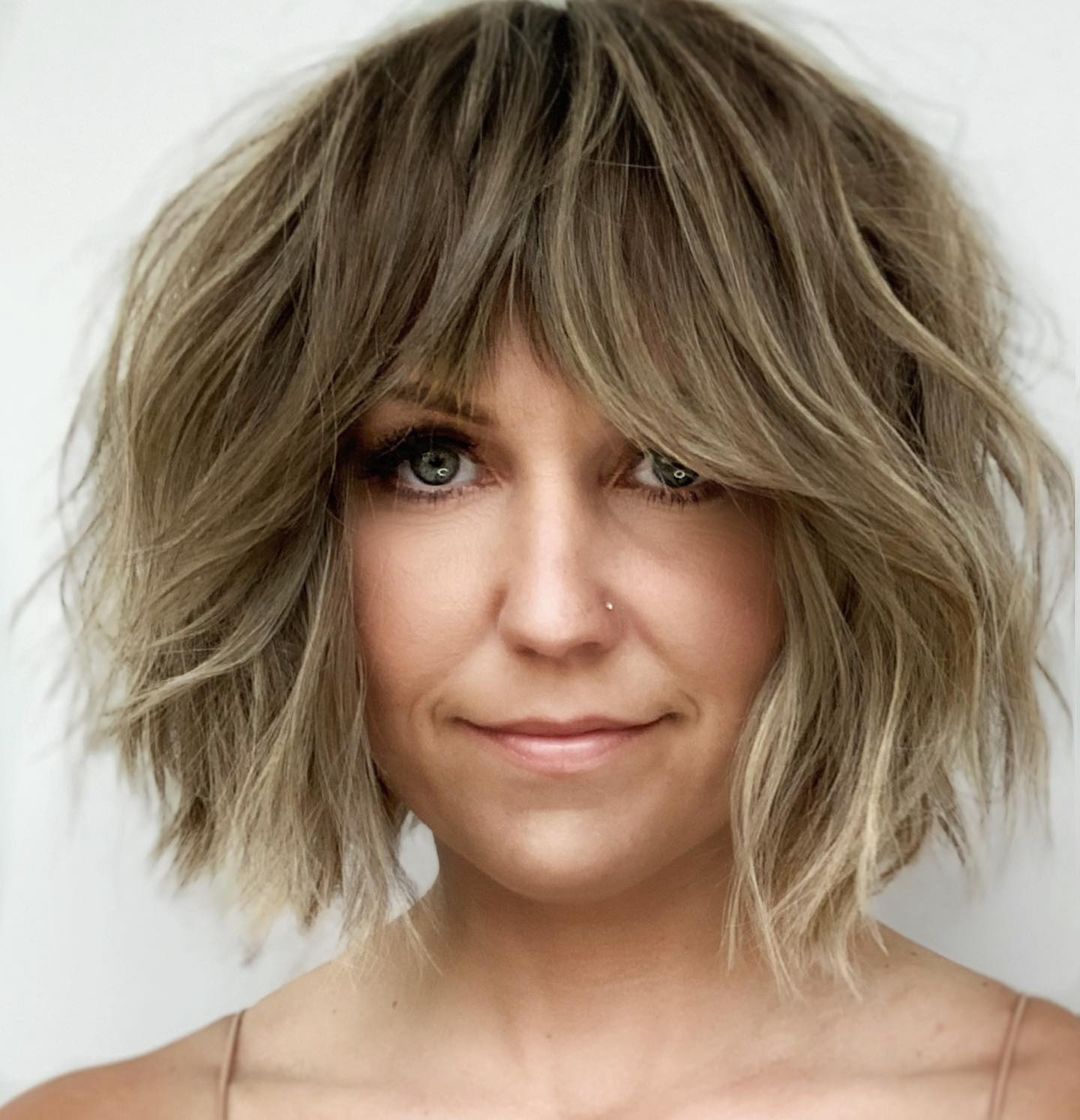 coupe courte edgy stacked angled bob