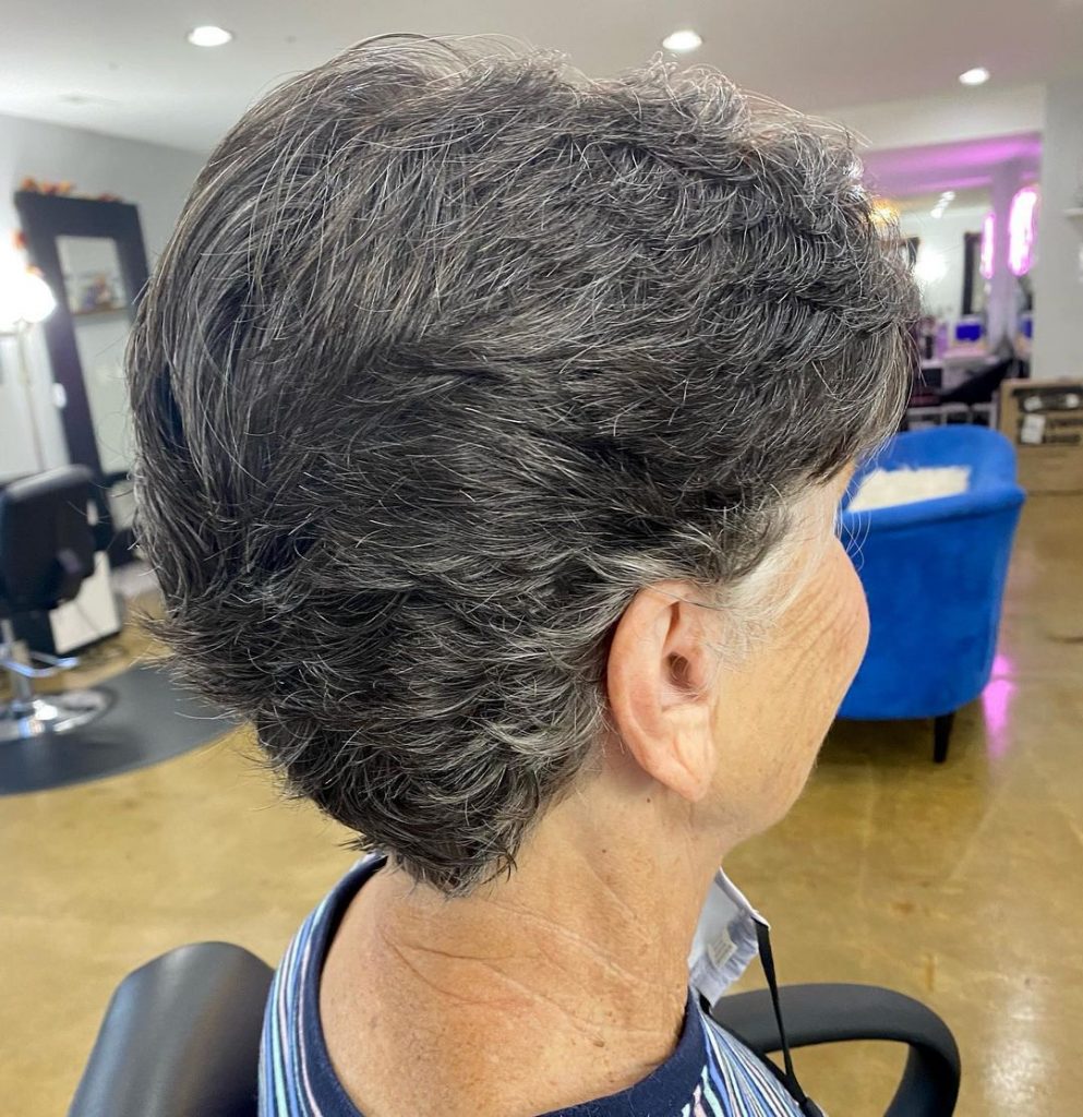 pixie cut bianco e nero per donne over 70 con capelli fini