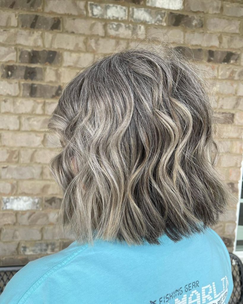 bob cinzento misturado e encaracolado para mulheres com mais de 70 anos com cabelo fino