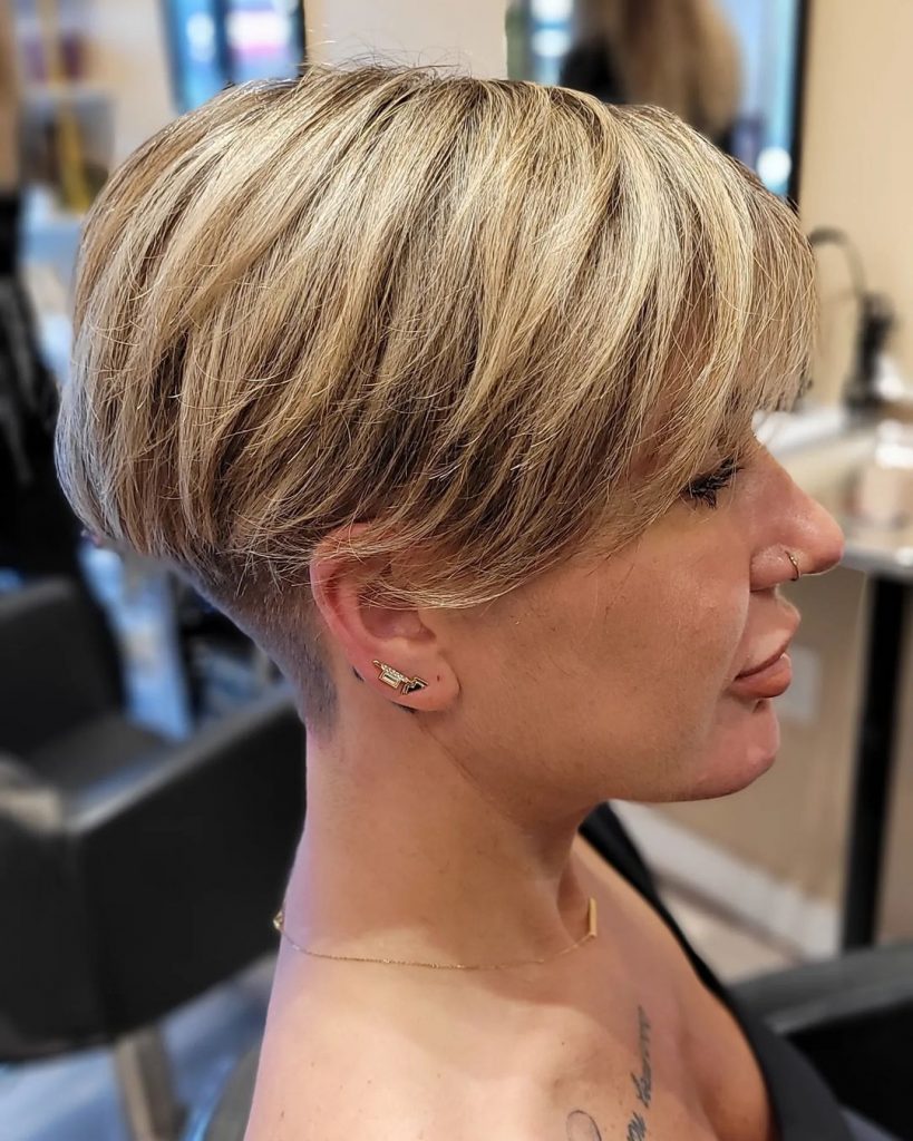 taglio di capelli corto a scodella per donne over 50