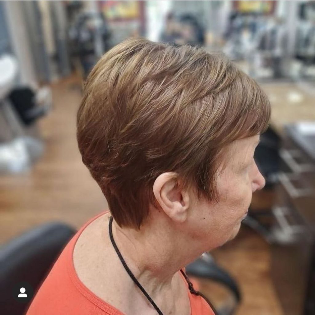 corte pixie castaño para mujeres mayores de 70 años con pelo fino