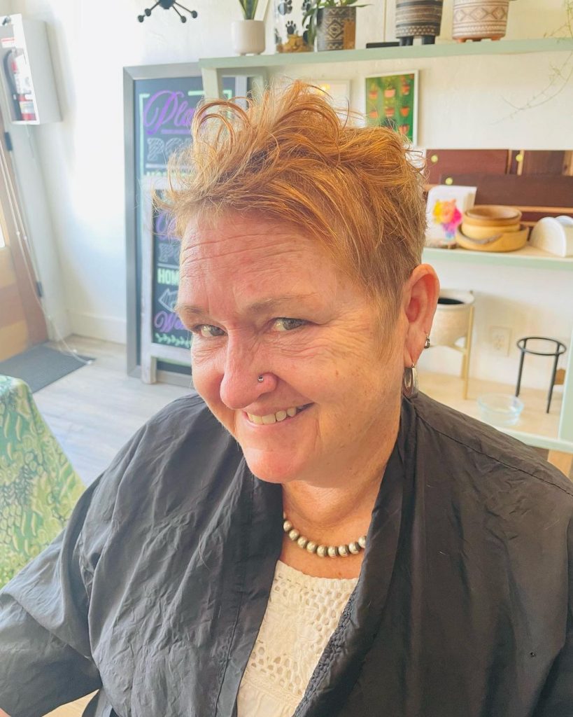corte pixie cobrizo para mujeres de más de 70 años con pelo fino