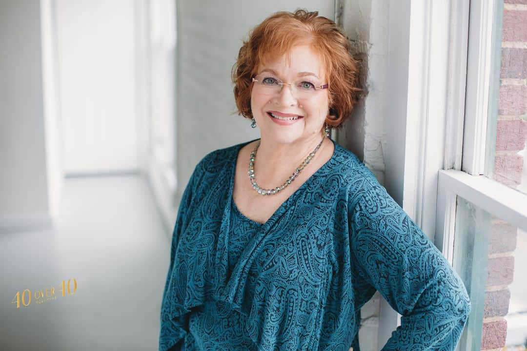 Coiffure courte en cuivre pour les femmes de plus de 70 ans aux cheveux fins