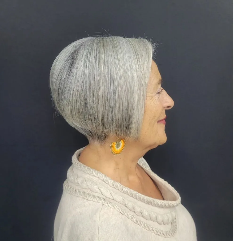 elegante taglio di capelli corti grigi per donne over 60