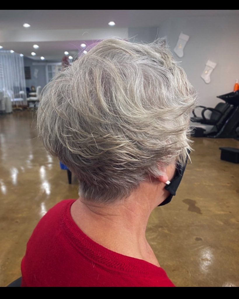 peinado corto con plumas para mujeres de más de 70 años con pelo fino