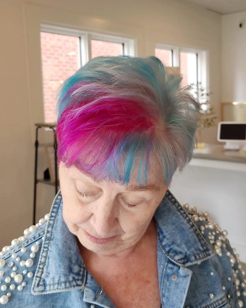 pixie cut colorato e divertente per donne over 60