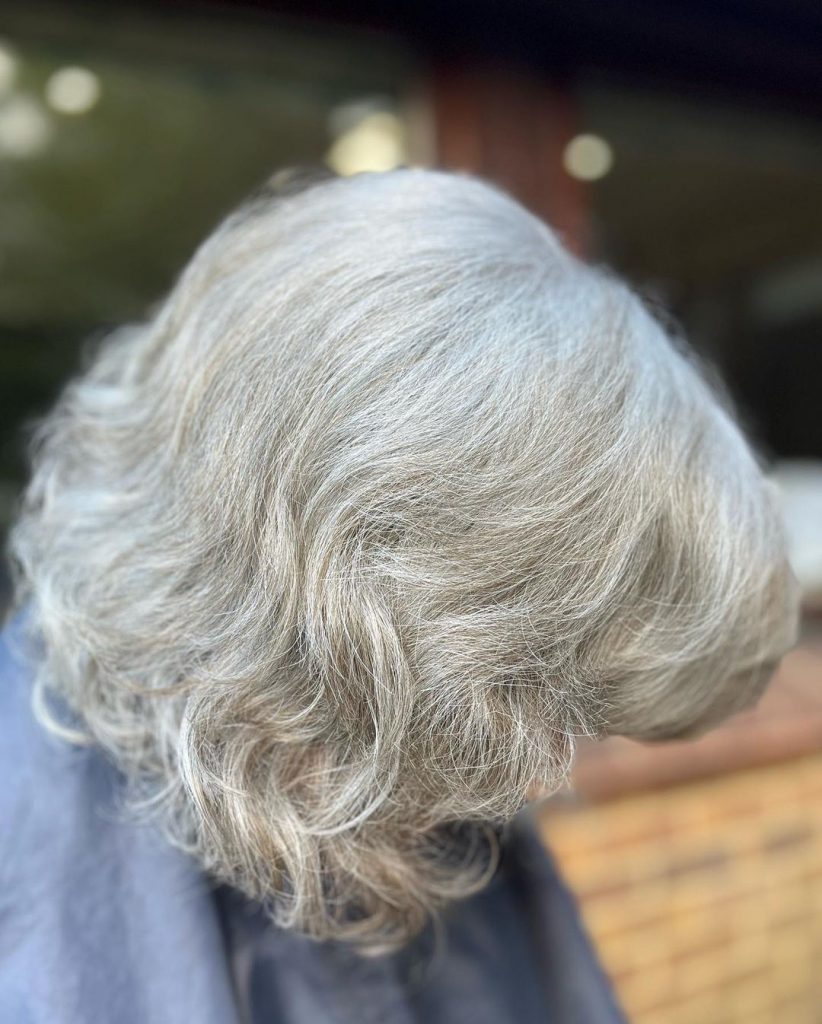 bob cinzento para mulheres com mais de 60 anos com cabelo frisado