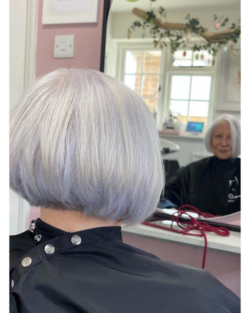 bob redondo cinzento para mulheres com mais de 70 anos com cabelo fino