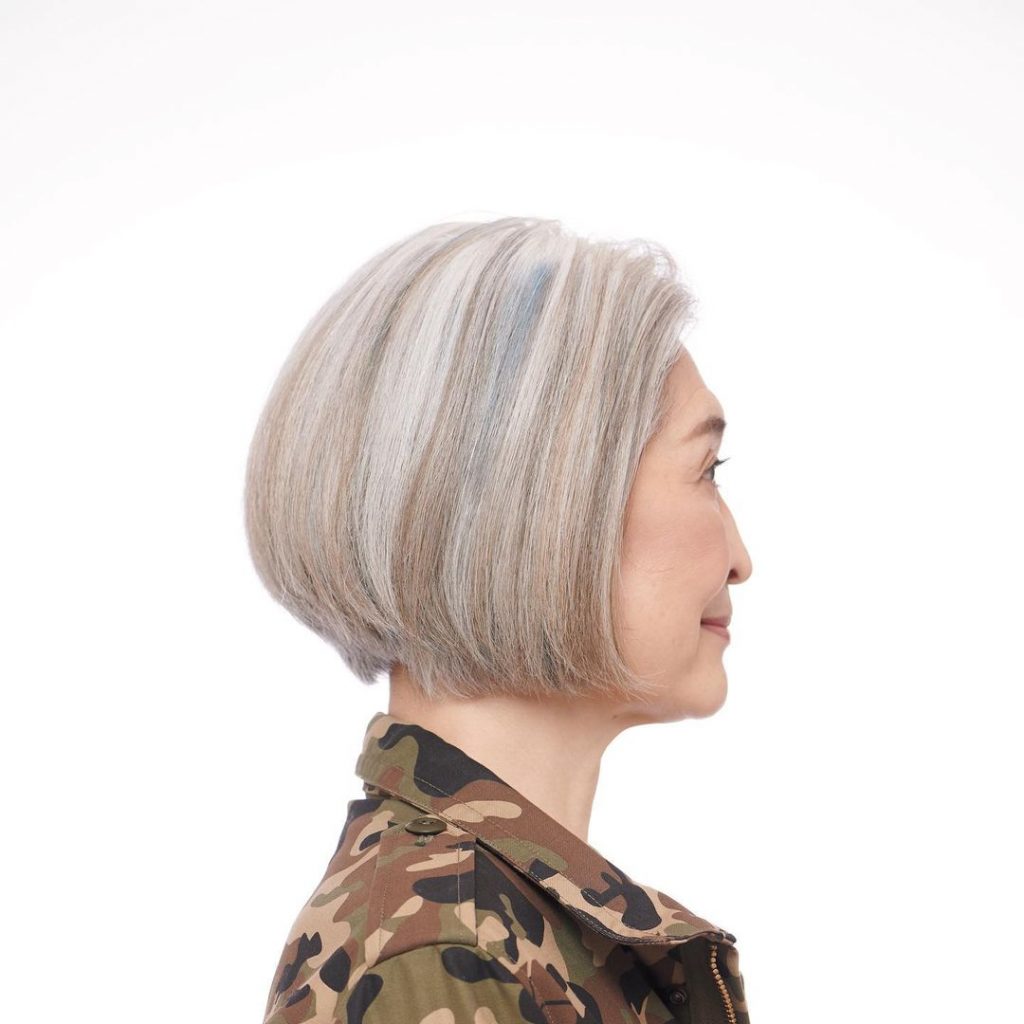 bob redondo gris con mechas funky para mujeres de más de 70 años con pelo fino
