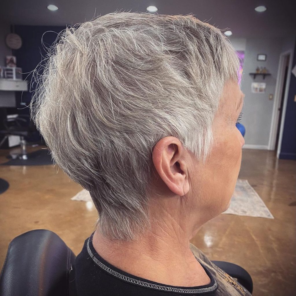 peinado corto de bajo mantenimiento para mujeres de más de 70 años con pelo fino