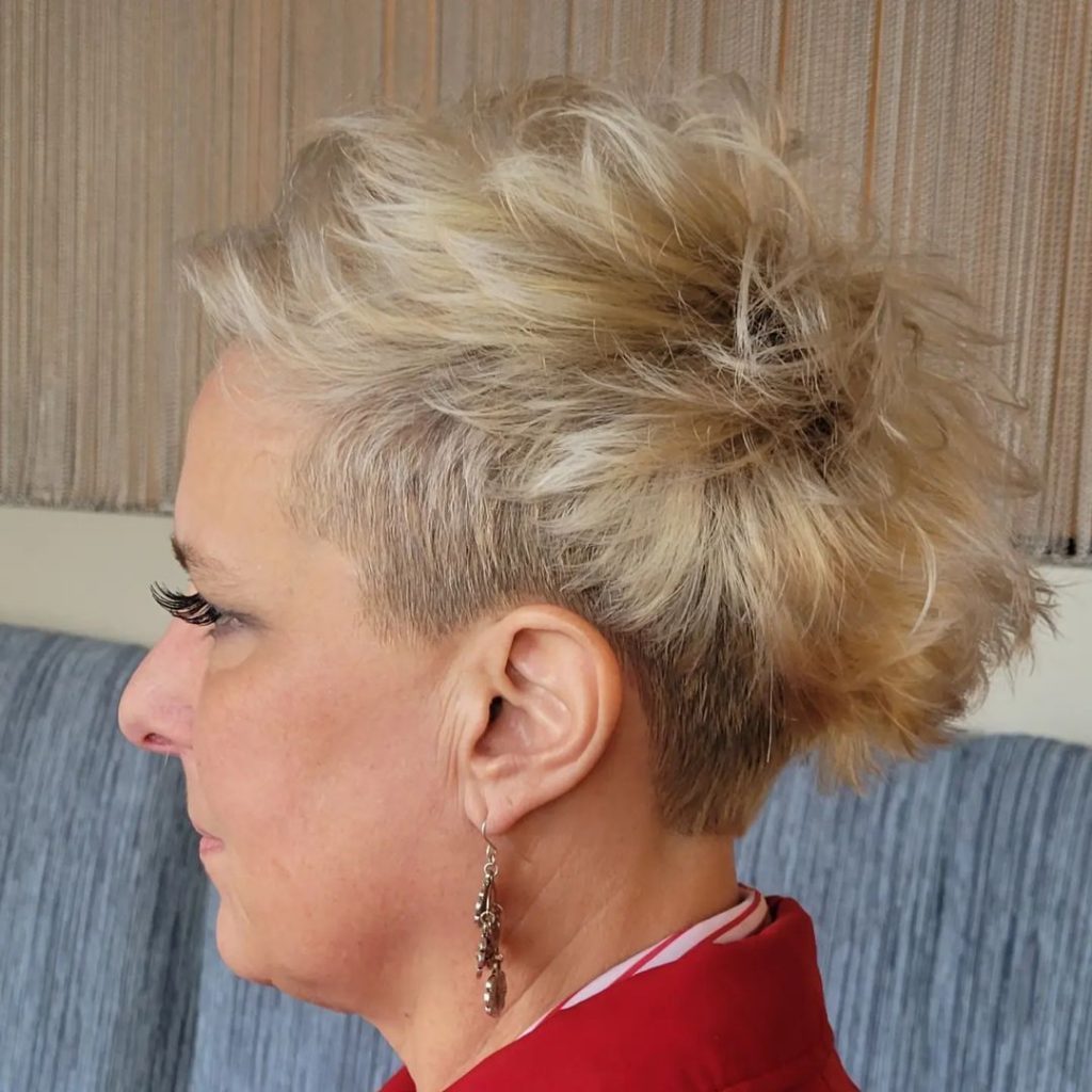 taglio di capelli corto e disordinato per donne over 50