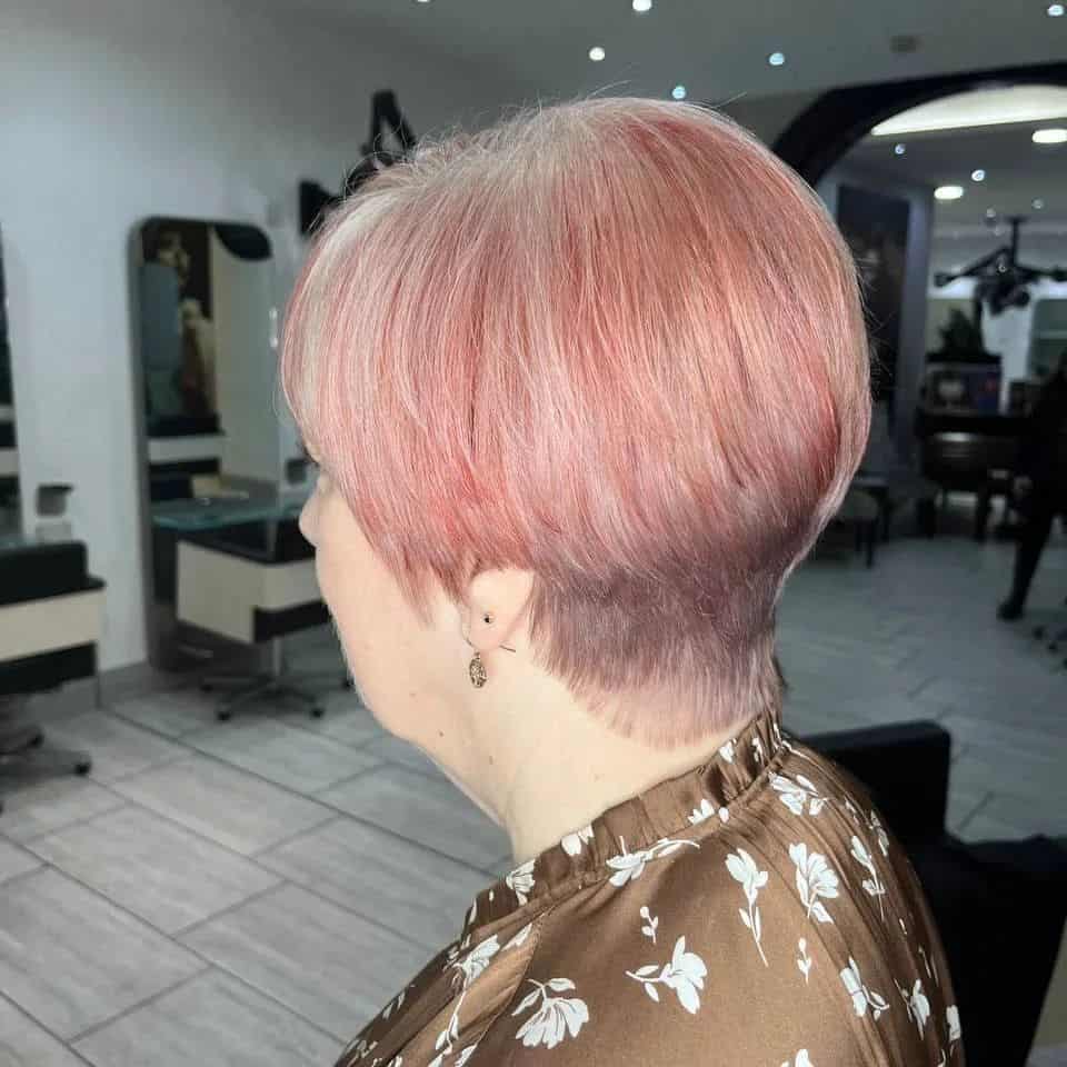 corte de cabelo curto rosa pastel para mulheres com mais de 50 anos