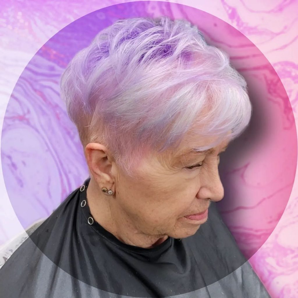 corte de cabelo curto cor-de-rosa e violeta para mulheres com mais de 60 anos