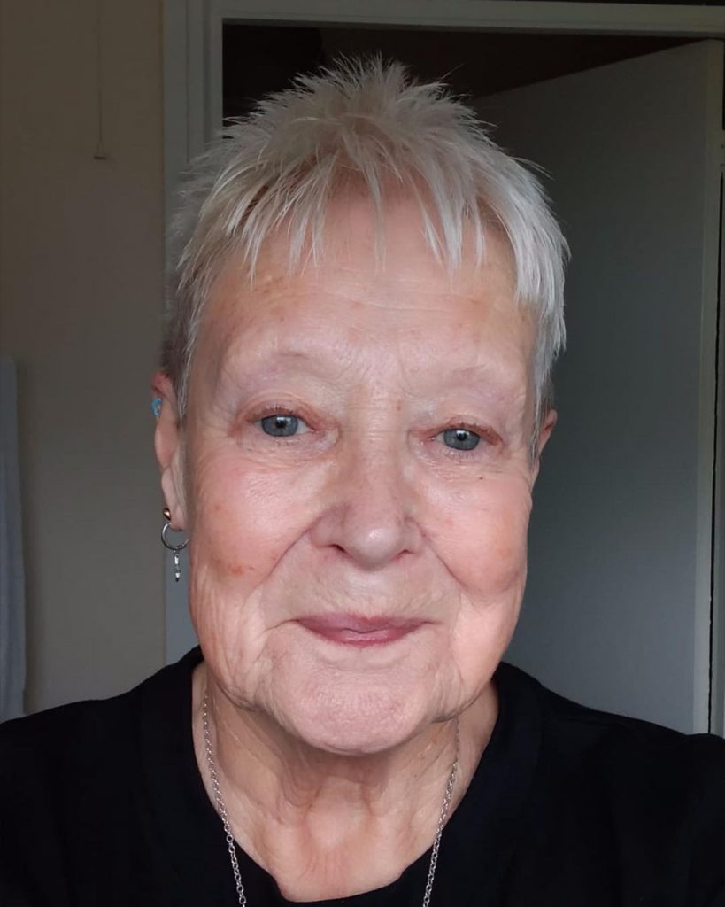 corte pixie con flequillo recortado para mujeres de más de 70 años con pelo fino