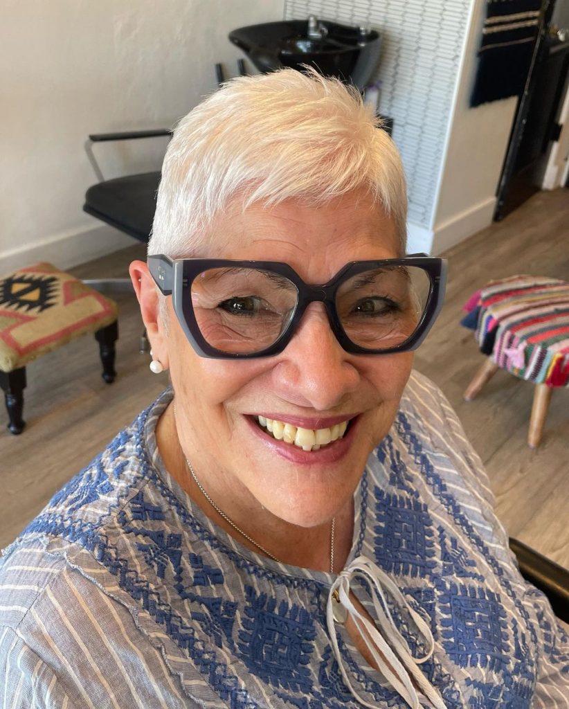 corte pixie rubio platino para mujeres de más de 70 años con pelo fino