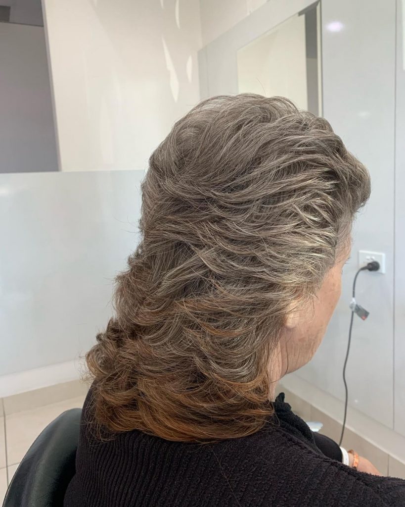 corte de cabelo curto com penas cinzentas retro para mulheres com mais de 60 anos