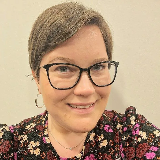 short haircut for women over 50 with glasses