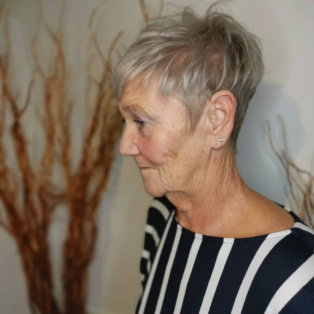 corte de cabelo curto para mulheres com mais de 60 anos com cabelo fino e fino