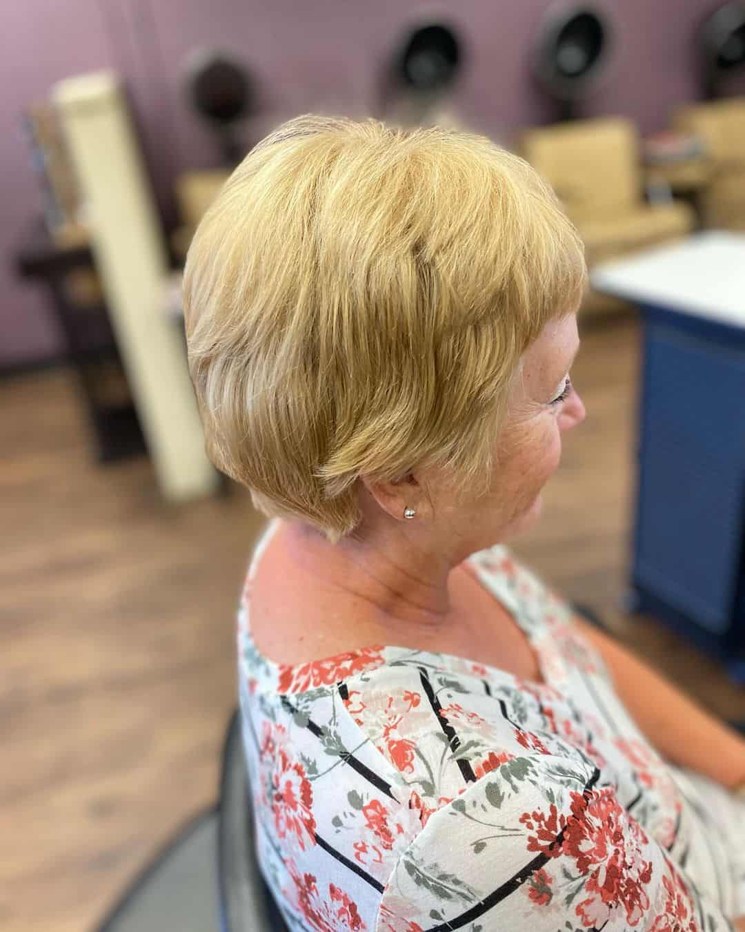 corte de pelo corto para mujeres de más de 60 años con pelo fino