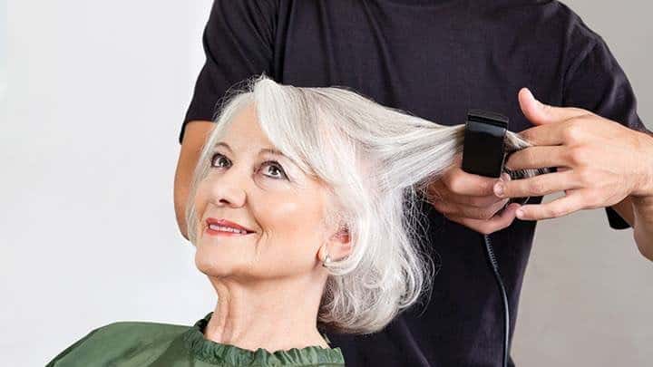 taglio di capelli corto per donne over 60 con capelli diradati