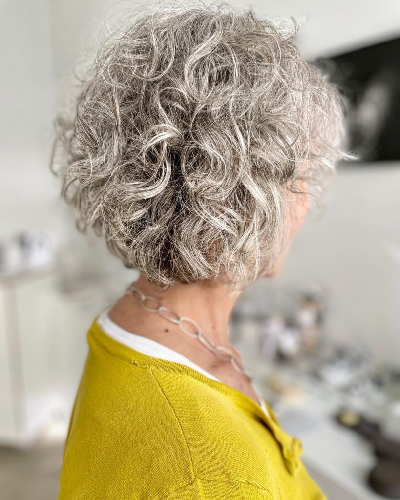 peinado corto para mujeres de más de 70 años con cabello naturalmente rizado y fino