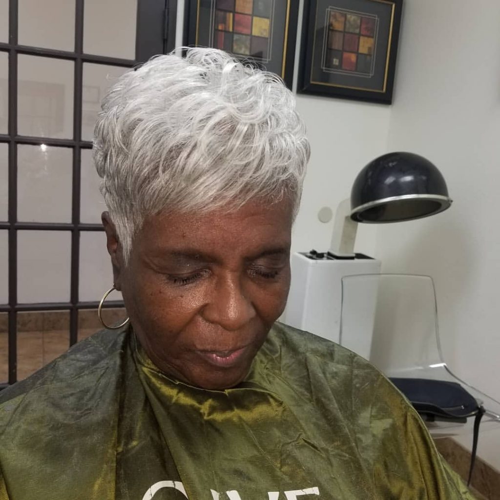 silver pixie cut voor zwarte vrouwen ouder dan 70