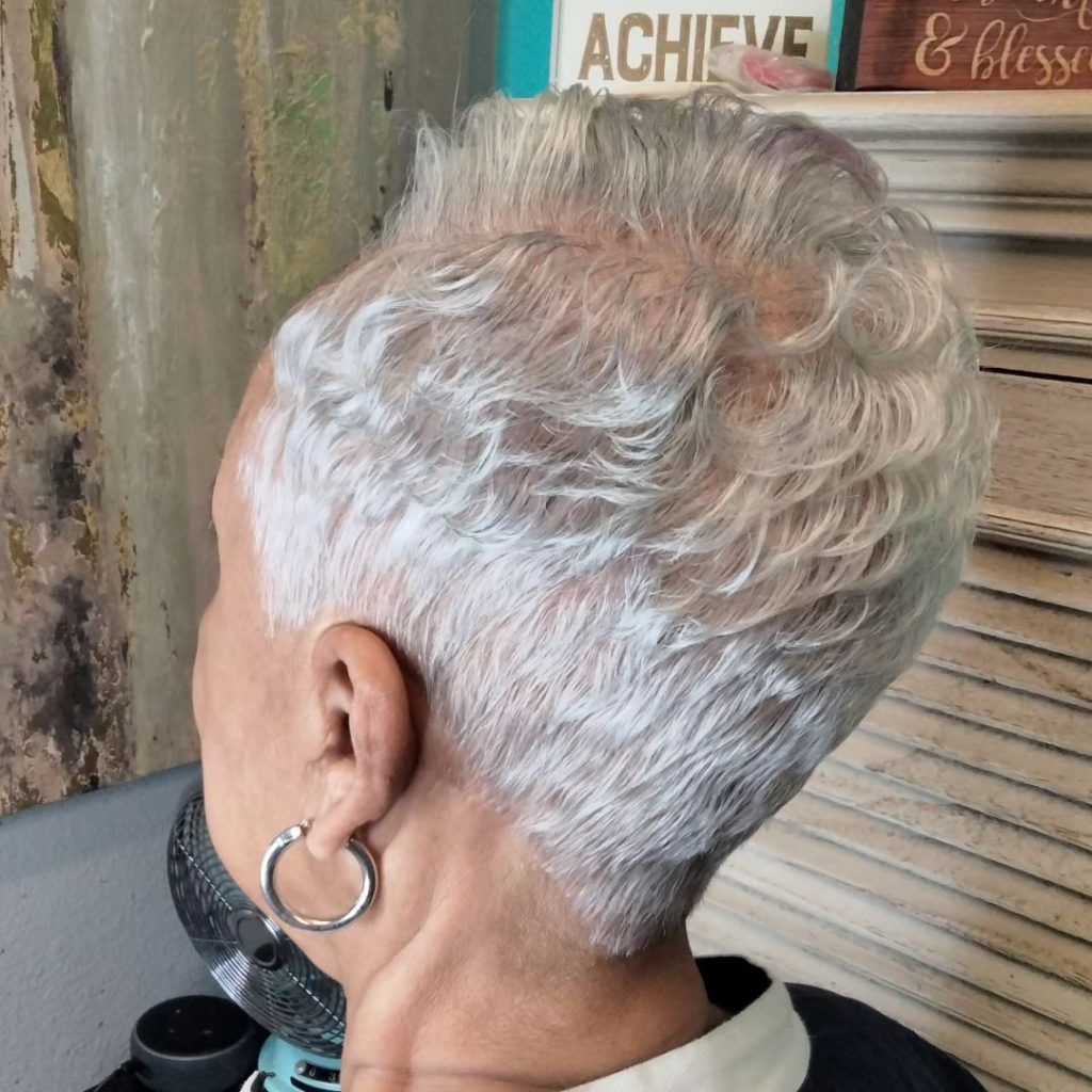 taglio pixie argento per donne nere over 70 con capelli fini