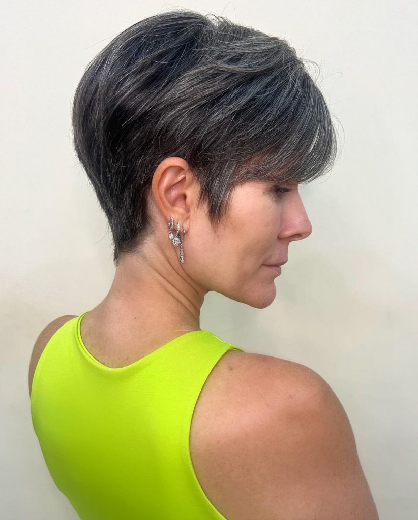 taglio di capelli corto argento con basette per donne over 50