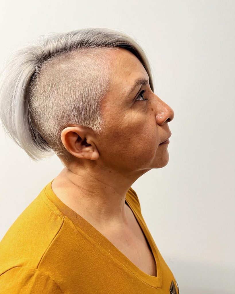 penteado curto cinzento super arrojado para mulheres com mais de 50 anos