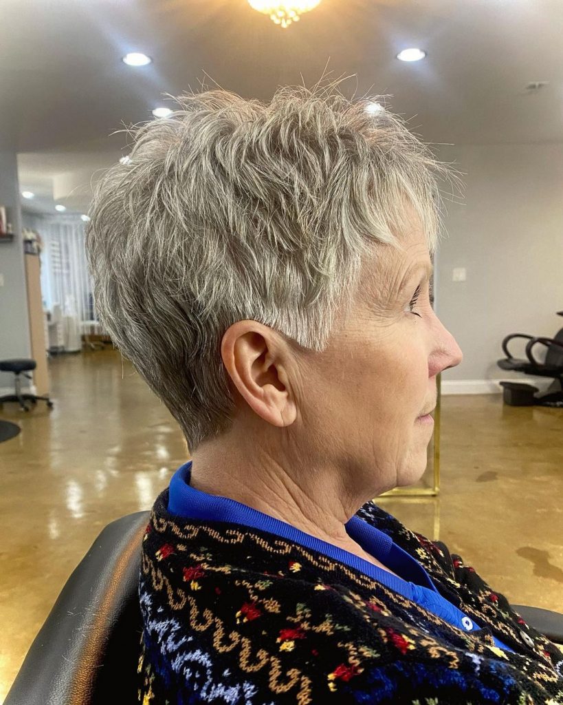corte pixie texturizado para mujeres de más de 70 años con pelo fino