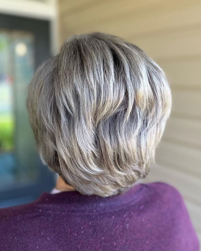 penteado curto cinzento ondulado para mulheres com mais de 50 anos
