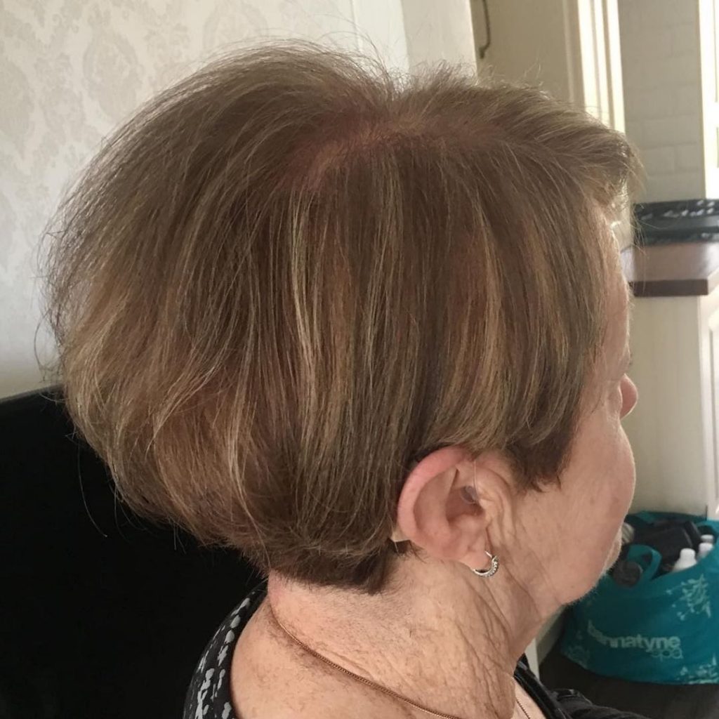 corte de cabelo curto em cunha para mulheres com mais de 60 anos