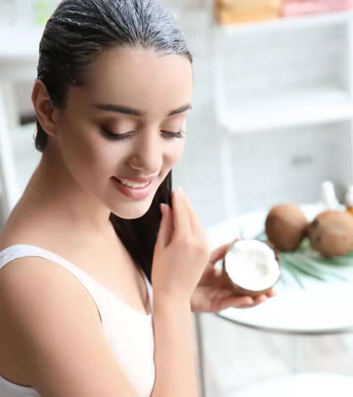 mujer aplicando aceite de coco al cabello