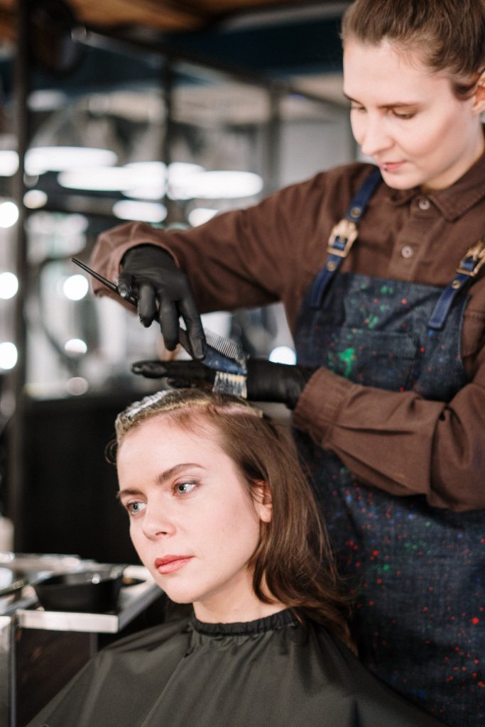 Femme se faisant teindre les cheveux dans un salon de coiffure