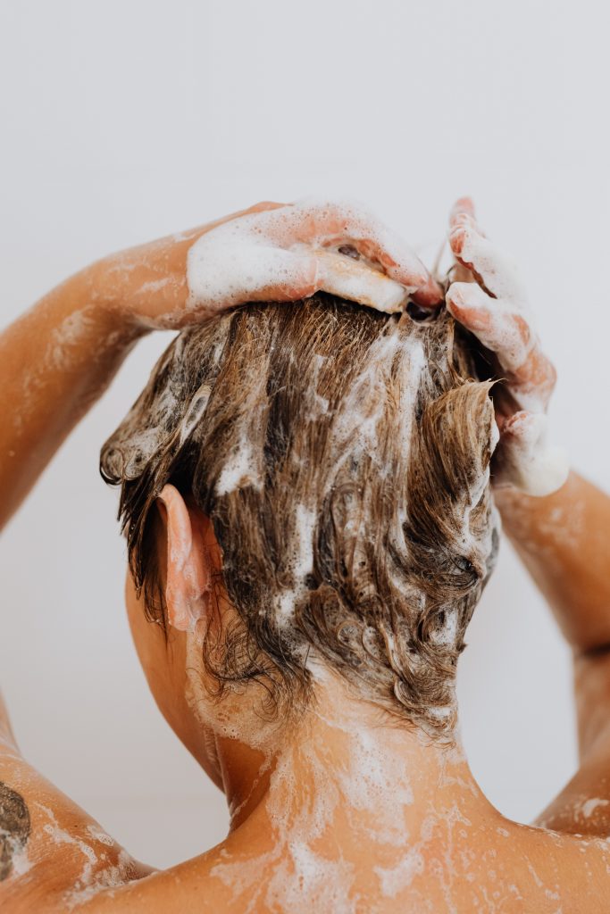femme se lavant les cheveux