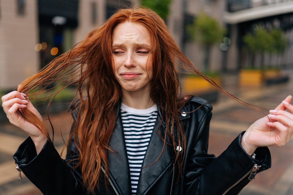 cheveux d'une femme mouillés par la pluie
