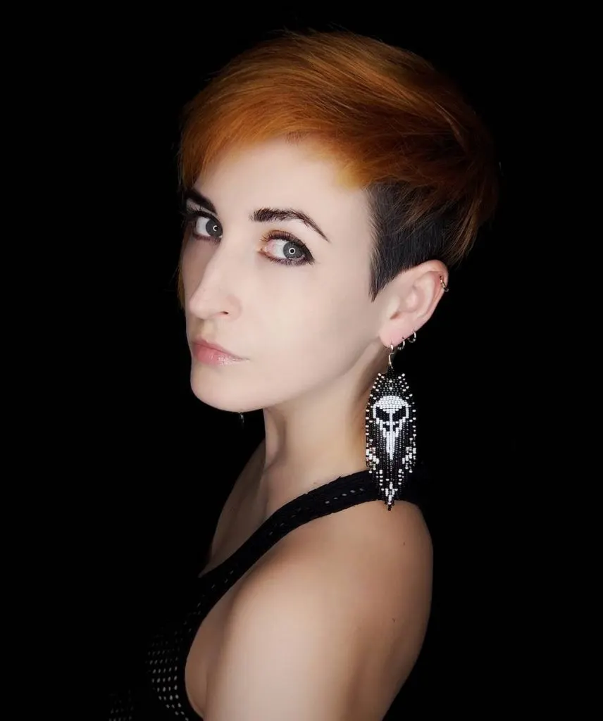 koperen en zwarte pixie cut met undercut