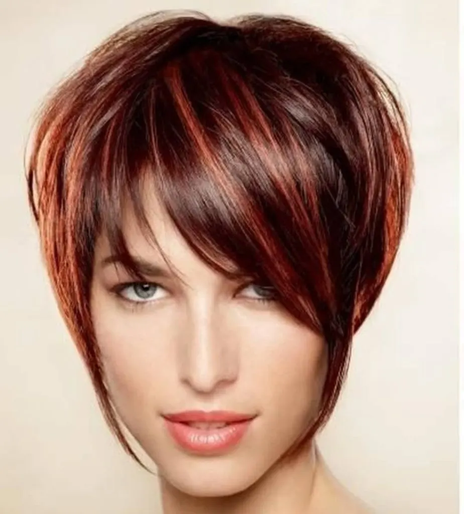 coupe de cheveux pixie rouge foncé