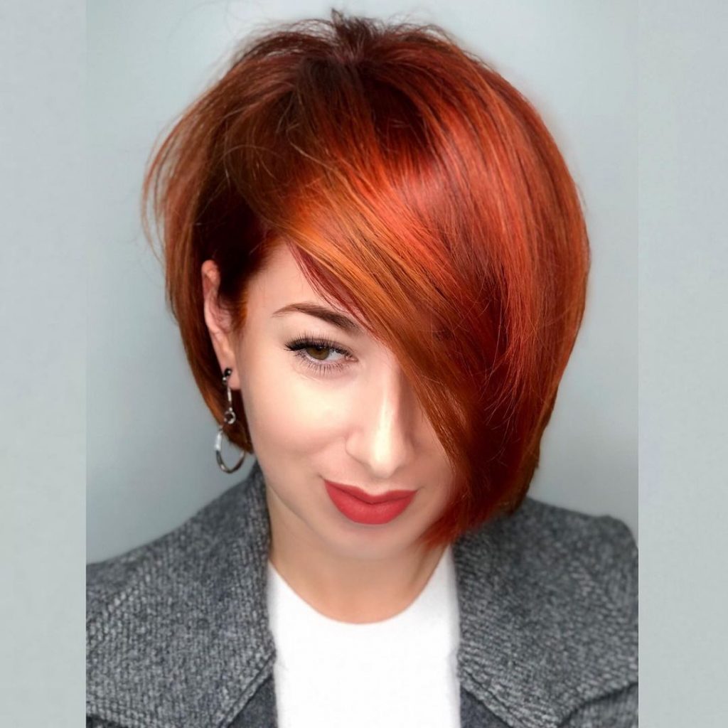 coupe de cheveux pixie rouge flamboyant