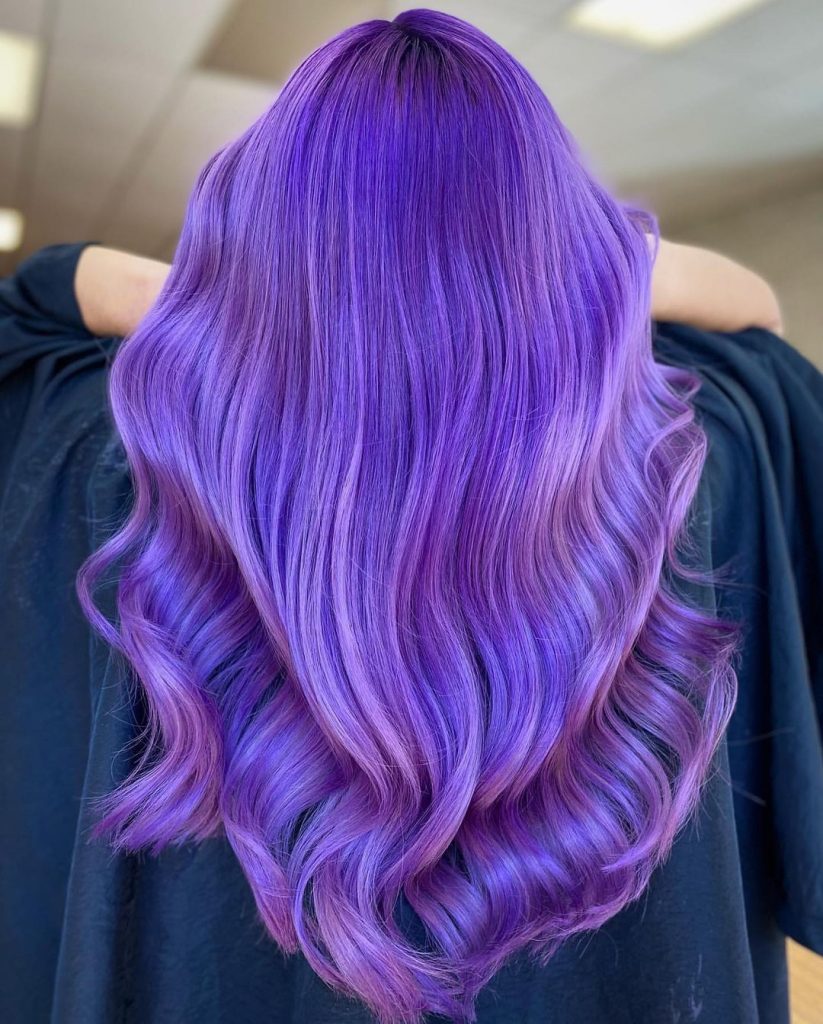 cheveux longs dans les tons violets