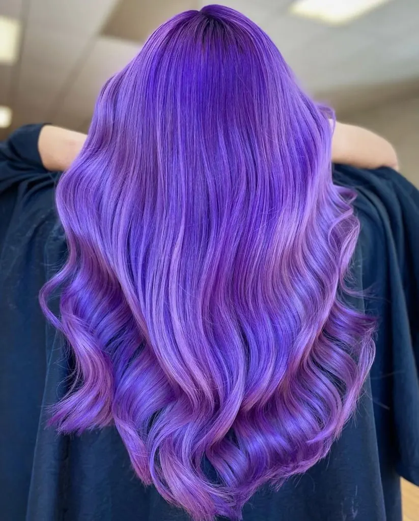cheveux longs dans les tons violets