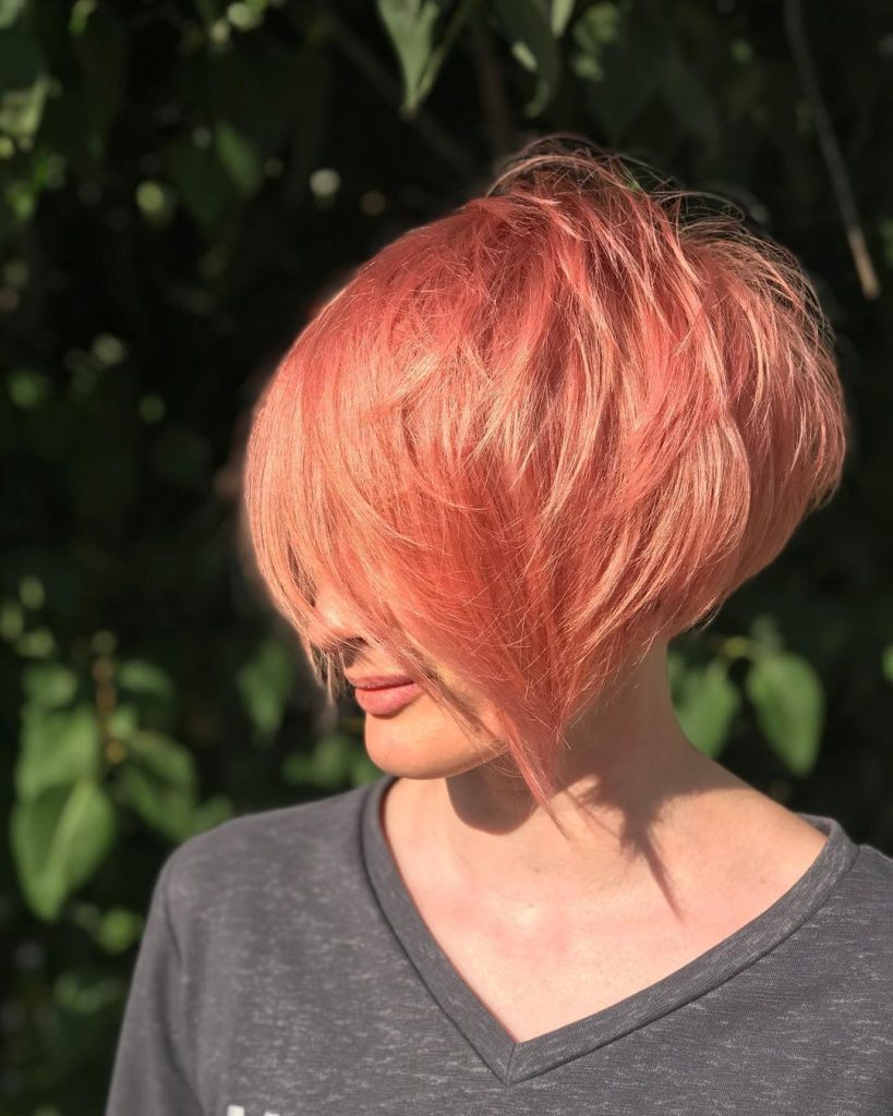 coupe de cheveux pixie rose pastel