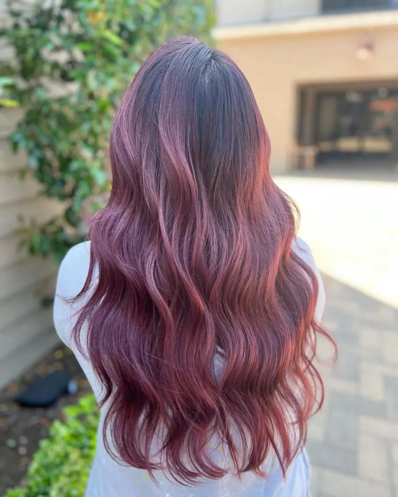 Balayage ombre rose sur cheveux bruns foncés