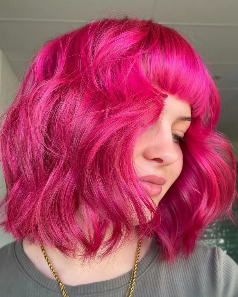 corte de cabelo curto e fofo cor-de-rosa
