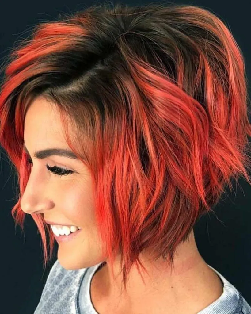 coupe de cheveux pixie bouclée rouge