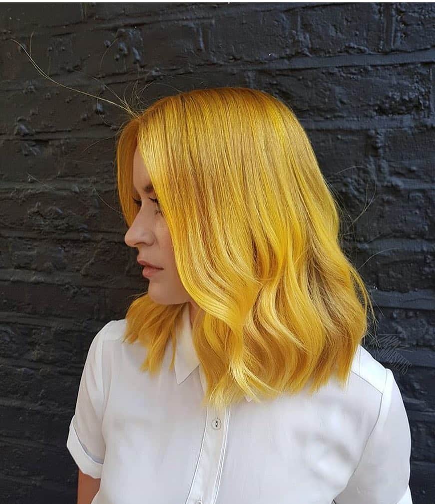 pelo amarillo soleado