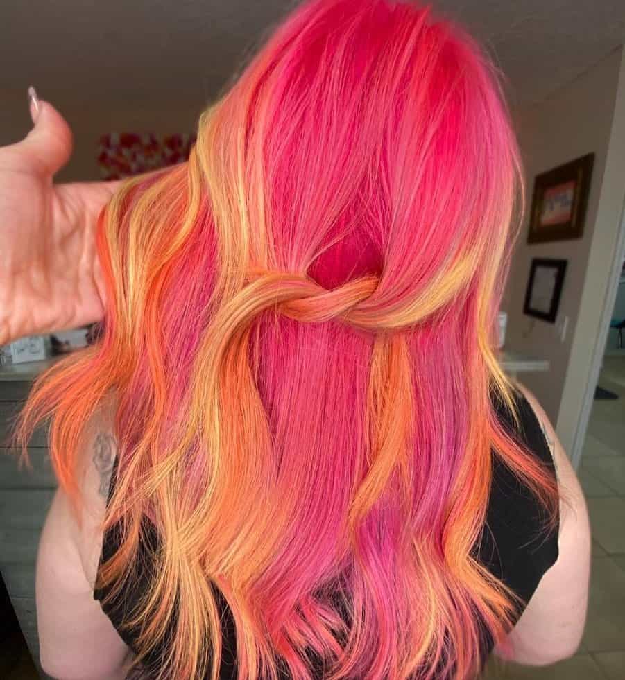 cheveux rose et orange au coucher du soleil