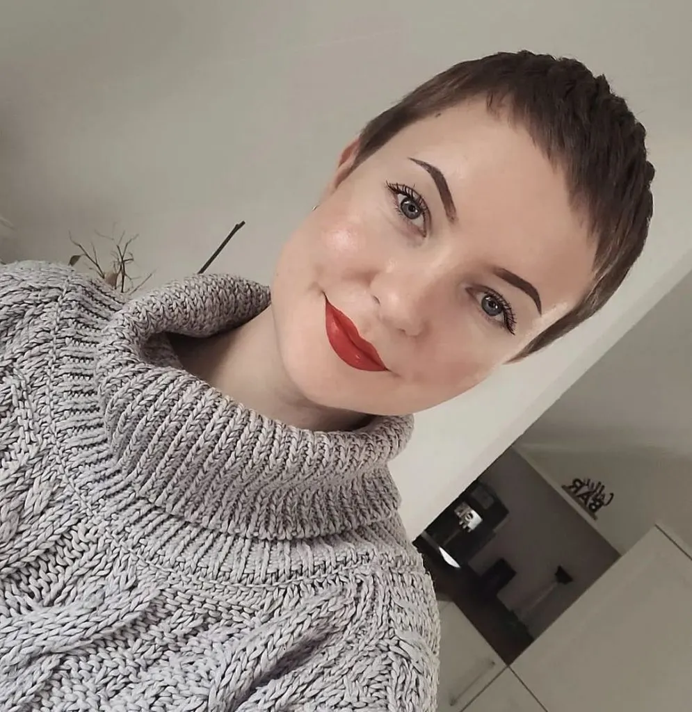 very short pixie haircut for oval face